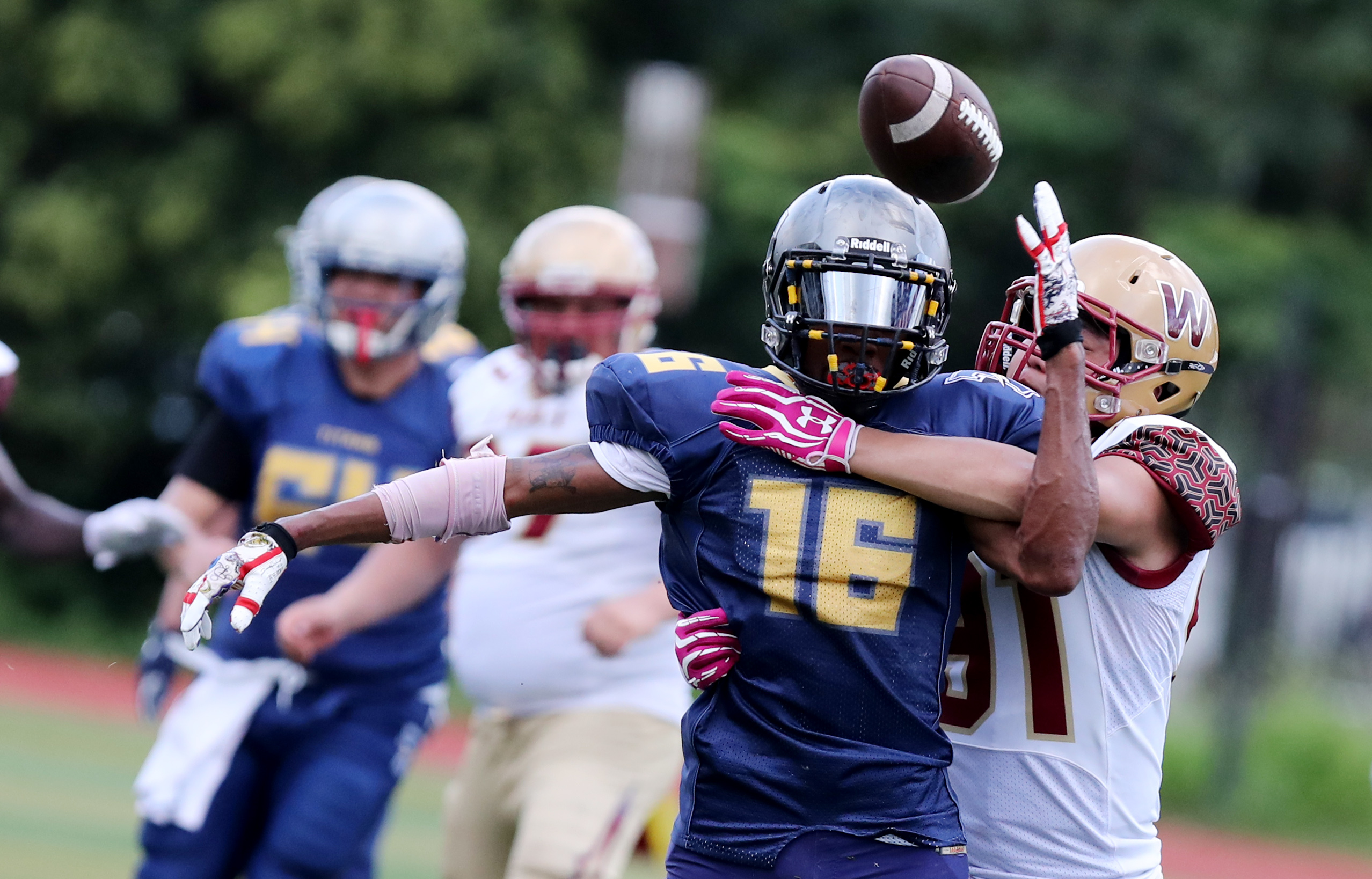 橄榄球决赛震撼开打，巅峰对决引爆全场