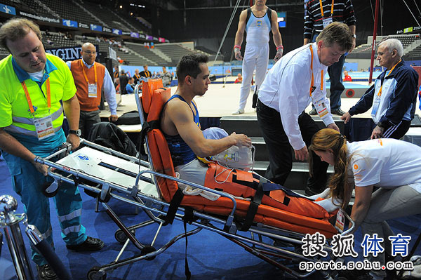 竞猜热点传奇谢幕，球迷泪洒赛场