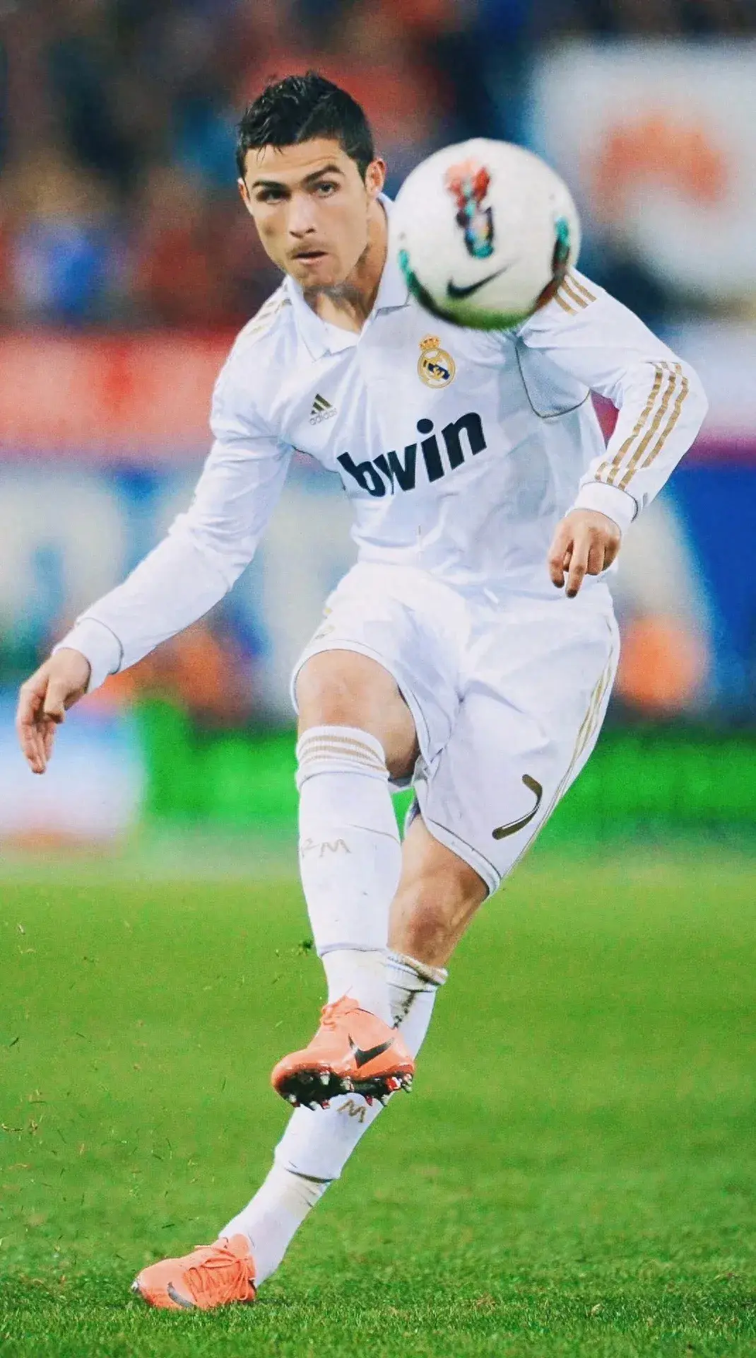 足球球员突破自我，表现堪称完美