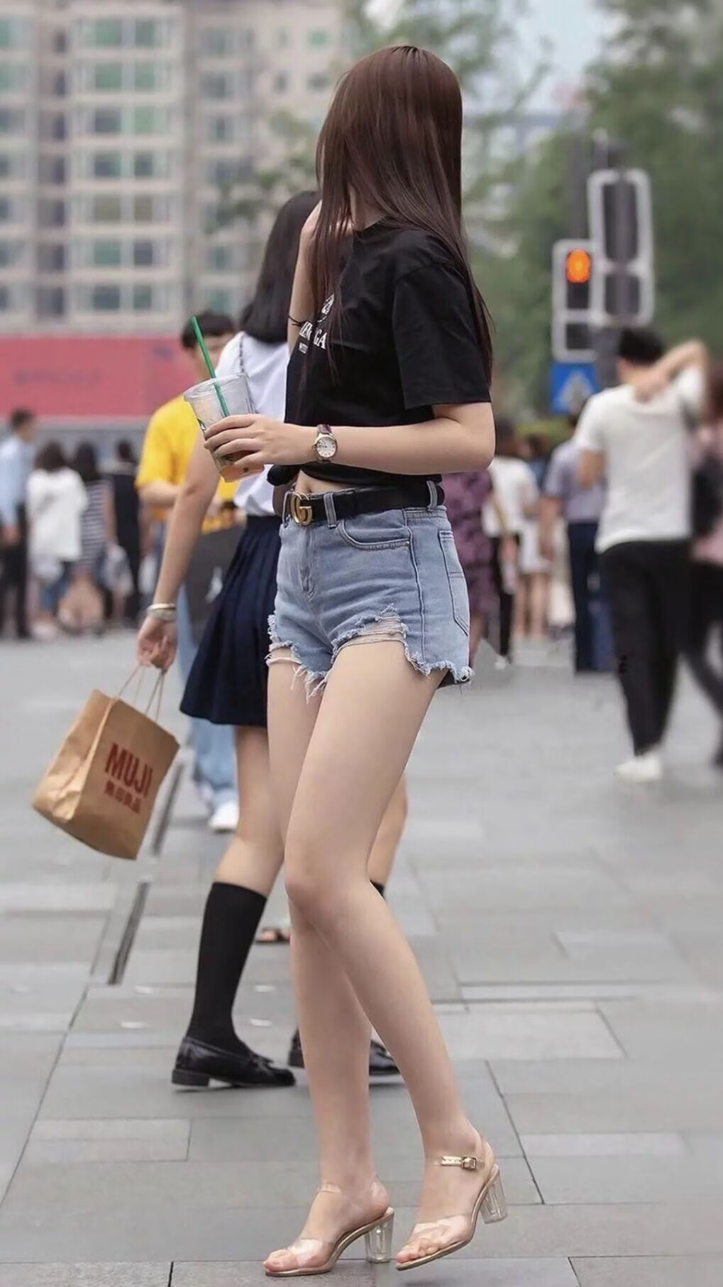 很有戏剧性。不过，通常情况下，吉鲁（法国前锋）的国籍与智利队并不相符，这恰恰是创作唯一性文章最巧妙的切入点。我们可以将这种错位设定为某种平行宇宙的假设，或者一个充满争议的归化故事